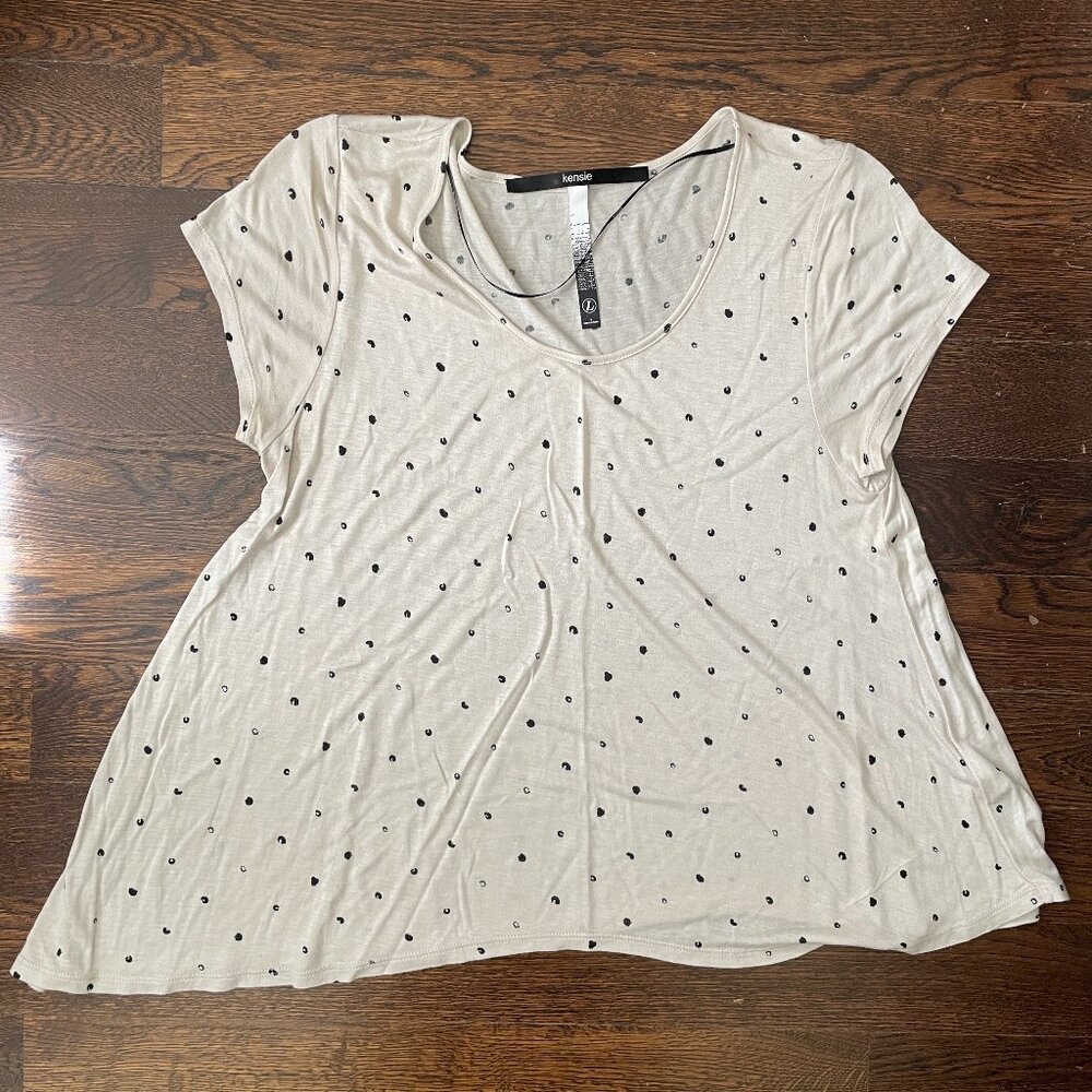 NEW Kensie Women’s Cream/Black Asymmetrical Lightweight polka dot Tshirt-Larg